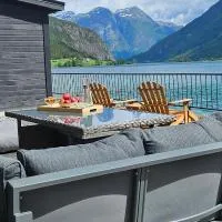 Modern lakefront apt with view - EV plug, khách sạn ở Stryn