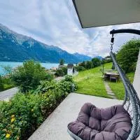 Chalet Luna - Lake Apartment by Lake Brienz, hotel en Niederried