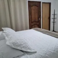 Suíte privativa com ar-condicionado e garagem, hotel en São João Batista do Glória