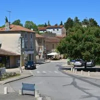 Logis Hôtel & Restaurant Le Cheval Blanc et Clovis, hotel v mestu Vouillé