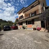 Cozy two-room apartment 10 min from the sea by car، فندق في ديانو كاستيلو