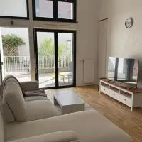 3 bright rooms, 2 bathrooms, 10 minutes from Paris، فندق في أسنيير-سور-سين