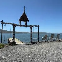 Waterfront Carriage House on Tomales Bay with Dock, hotel em Marshall