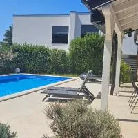 Apartment with private pool, hotel en Njivice