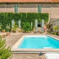 Aux Portes Des Alpilles, Hotel in Saint-Martin-de-Crau