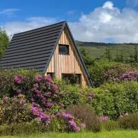 1 Bedroom Cabin with Mountain & Loch Views - Quiet Location between Glencoe & Ben Nevis, hotel a Corran