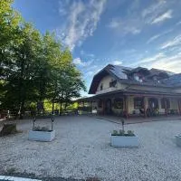 Penzion Na Bregu Camp Smlednik、メドヴォデのホテル