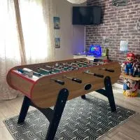 À la villa familiale spa sauna salle de jeux babyfoot fléchettes et autre, готель у місті Saint-Antonin-de-Sommaire