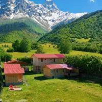 Shikhra Cottages, hotel en Mazeri