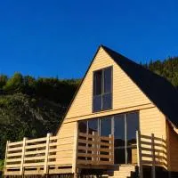 Wooden cottage in Svaneti、メスティアのホテル