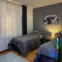 Best Preis Stadtoase HBF Salzwedel Apartment am Bahnhof fuer max 3 Personen mit Boxspringbetten Schlafcouch Kueche und 2x TV, מלון בסלזוודל