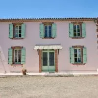 Gîte ferme équestre avec piscine, hotel Castex városában