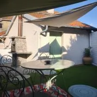House , garage for motorcycles and terrace, hotell i Jurançon