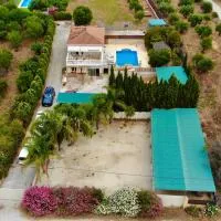 Monda Farm apartment with private pool, mountain views, nature and animals! 15 mins from Marbella, hotel din Monda