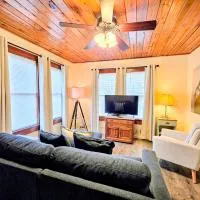#08 - One Bedroom Lakeview Cottage-Pet Friendly, hotel a Hot Springs