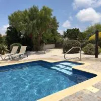 Leo's Paradise Villa Family Home Away From Home with Large Pool, hotelli kohteessa Pégeia