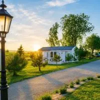 Forteca, słoneczne domki rekreacyjne z kuchnią & łazienką, hotel em Uciechów