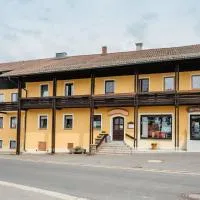 Viesnīca Gasthof-Metzgerei-Pension Schierlitz pilsētā Rimbaha