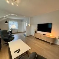 Bright apartment with a view by the sea, Hotel in Hjelset