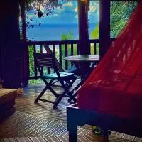 Hutte Karaib Reve de Robinson Une cabane perchee au cœur de la nature tropicale vue mer, hotell i Terre-de-Bas