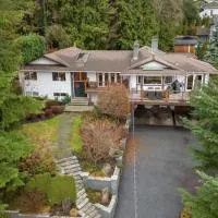 Spacious & Bright North Shore Retreat with Views, hotel u gradu Nort Vankuver
