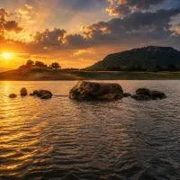 Elee Villa - Waterfront Retreat with Victoria Reservoir & Mountain Views, hotel i Teldeniya