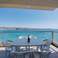Premium Seafront Apartment with Panoramic Bay Views, hotel a Mellieħa