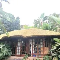 Robin's Thatch Studio- bush camp in the suburbs-sleeps 2, khách sạn ở Pinetown