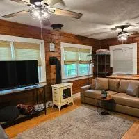 Romantic Fall Foliage Couples Cabin, Private Hot Tub, EV Station, Fast 600 Mbps WiFi, מלון בMars Hill