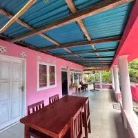 Bunaken Dolphin Pink Homestay, hotell i Bunaken