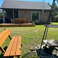 Viesnīca Mazury Dom Oluś nad jeziorem Sasek Wielki z gorącą balia z funkcją jakuzzi pilsētā Ščitno