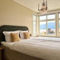 Charming apartment with free parking close to Ålesund center, hotel sa Ålesund