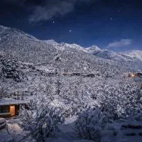 Hotel Old Manali with Balcony, Mountain and River View, hotel i Manāli