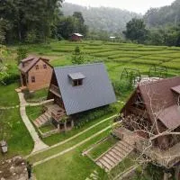 Ban Kaew Mo Ra Glamping & Restaurant، فندق في Pang Mapha