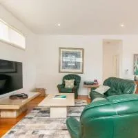 3BR Home 2 min walk to beach, with parking, AC, Wi-Fi, hotell i Rye