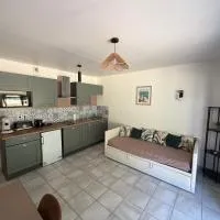 L'ESCAPADE Gite Cosy avec piscine et terrasse vue nature，沙韋涅的飯店