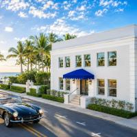 Designer condo w oceanfront & walk to Worth Ave, hotel en Palm Beach