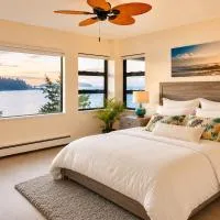 Waterfront Room with Private Bath and Deck Near Marina, Private Beach Access, hotel Gibsonsban
