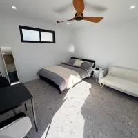 Sydney Studio with Private Bathroom & Kitchen, hotel v mestu Revesby