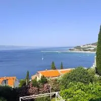 Apartment Luka, Seaview with Terrace and Balcony - Up to 6 Guests, хотел в Омиш