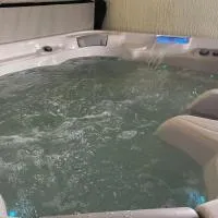 Cottage Ma Tranquillité - Piscine & Spa, hotel v destinaci Courpière
