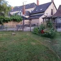 Charmante petite maison de campagne avec terrasse et jardin à 7min du zoo de la Flèche, hotel in Baugé-en-Anjou