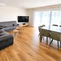 Rez-de-chaussée complet dans une maison contemporaine, хотел в Digosville