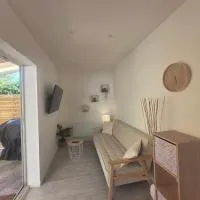 Maison cosy avec grande terrasse privative, хотел в Préchacq