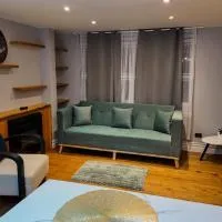 UMove Suites Calderón, hotel em Calderón