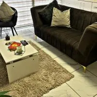 Elite Luxury Garden Escape, Executive Cottage in Welkom with Wi-Fi & Parking, hotelli kohteessa Welkom