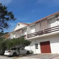 Apartments Irena, hotell i Božava