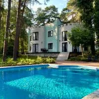 Villa with outdoor pool Warsaw, hotel di Magdalenka
