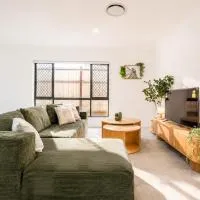 Modern 4Bedroom Canopy House in Greenbank with parking, hotel i Greenbank