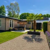 Gezellig chalet met tuin, nabij speeltuin en zwembad, ξενοδοχείο σε Ledeacker